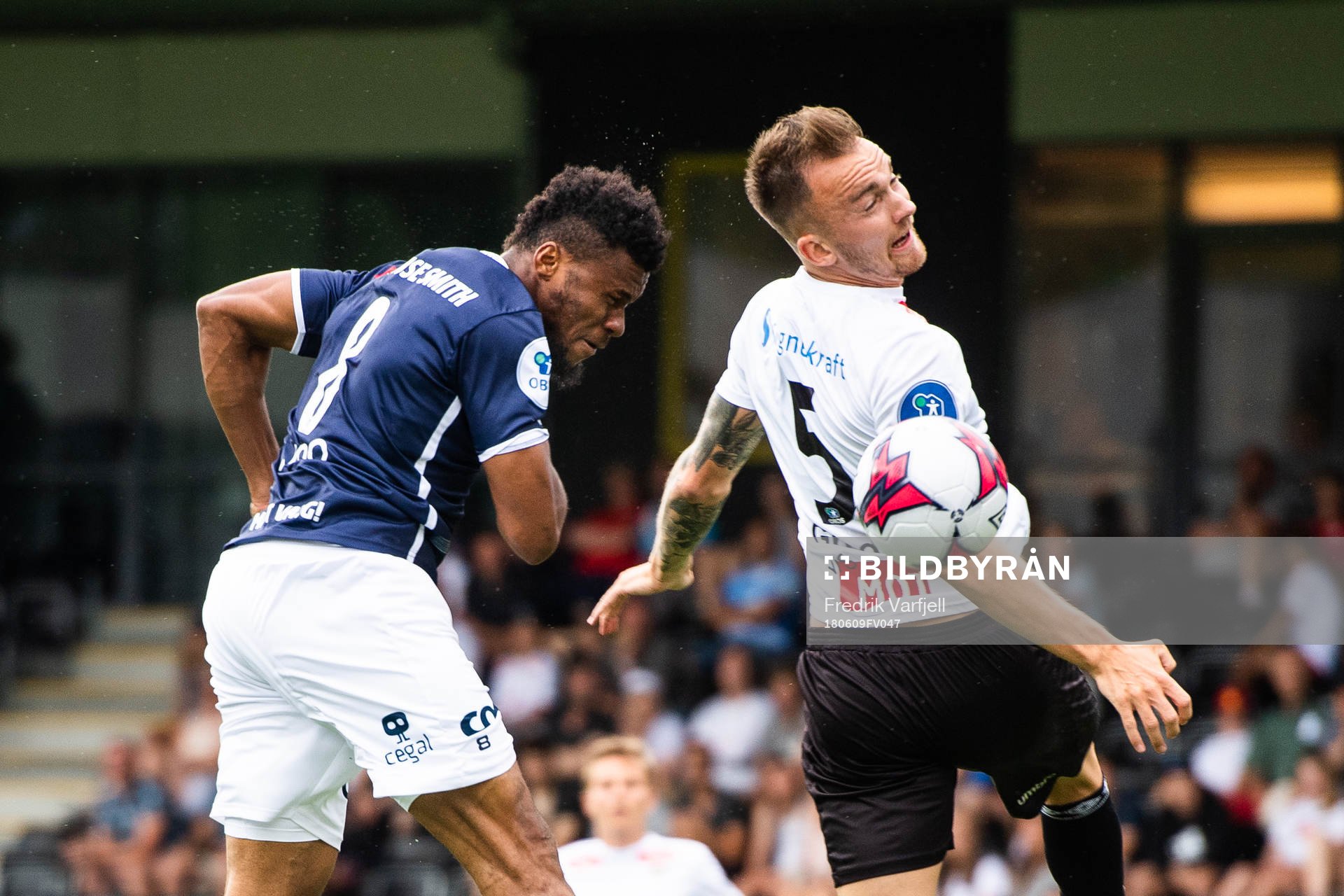 Aniekpeno Udoh of Viking and Victor Grodås of Sogndal