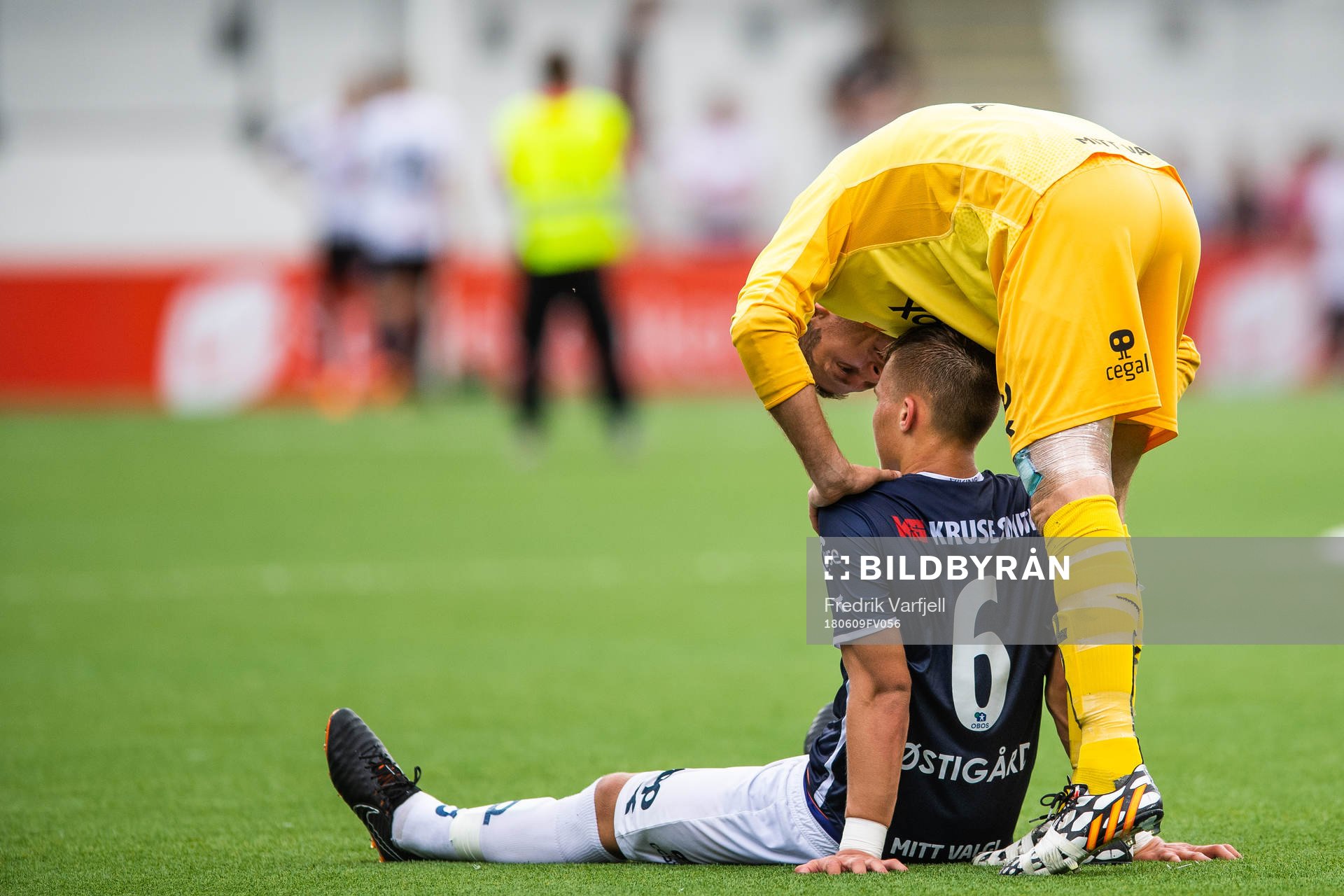 Goalkeeper Iven Austbø and Leo Østigard of Viking looks