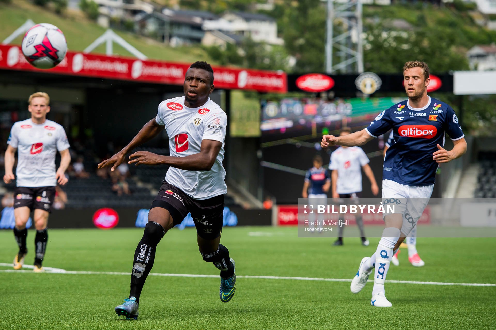 Akeem Latifu of Sogndal and Fredrik Torsteinbø of Viking