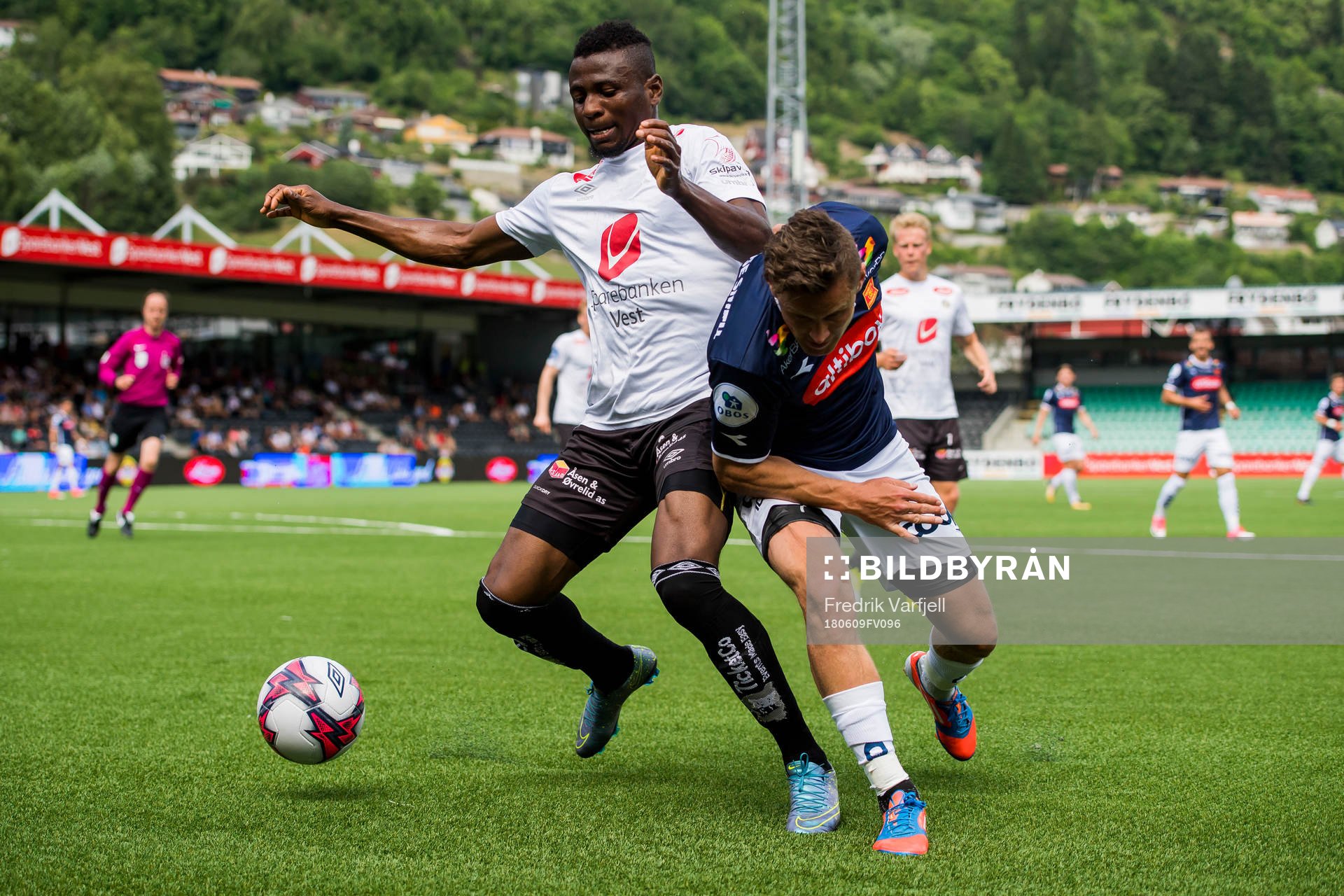 Akeem Latifu of Sogndal and Tommy Høiland of Viking
