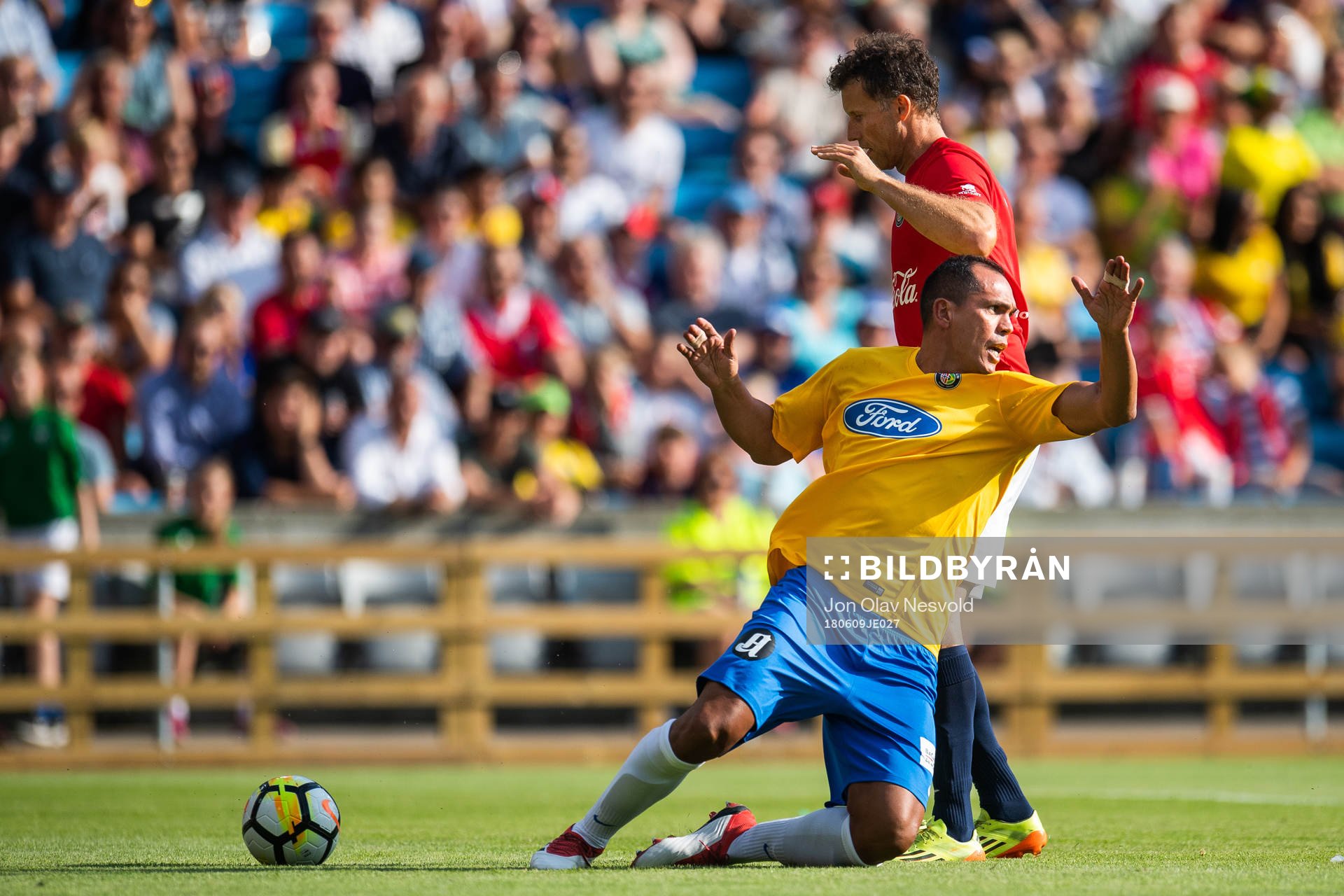 Giovanni of Brazil and Ronny Johnsen of Norway in a situation that precedes a penalty kick during the Omkampen match between Norway 1998 and Brazil 1998 on June 9, 2018 in Oslo.