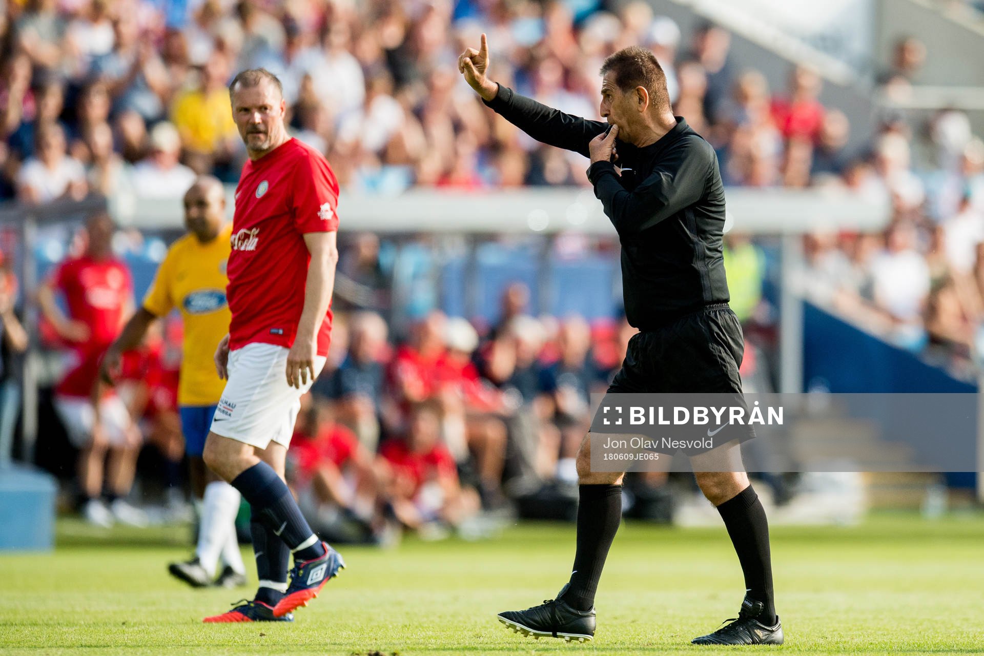 Kjetil Rekdal of Norway and Esse Baharmast, referee