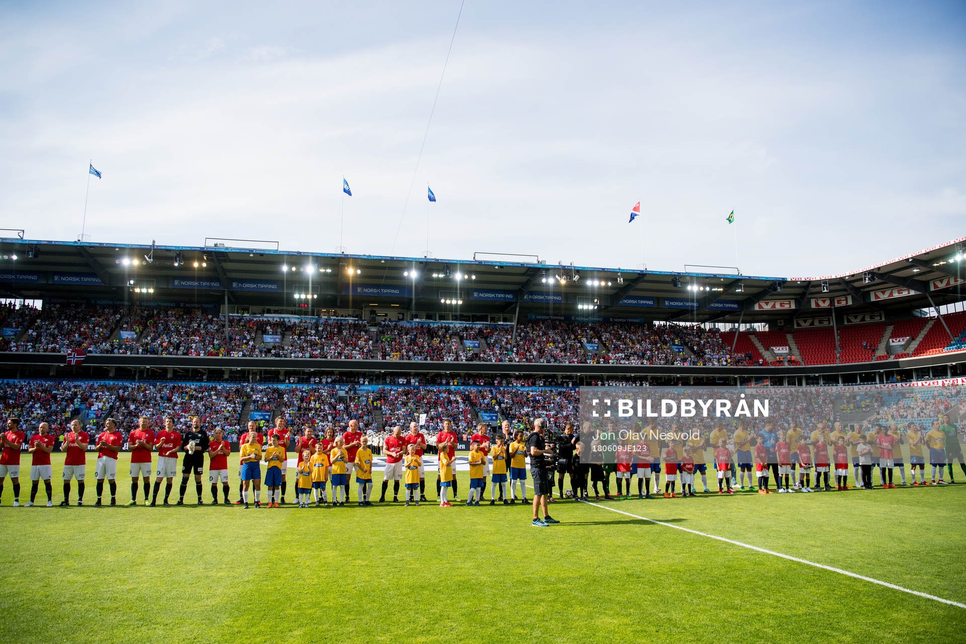 The players line up