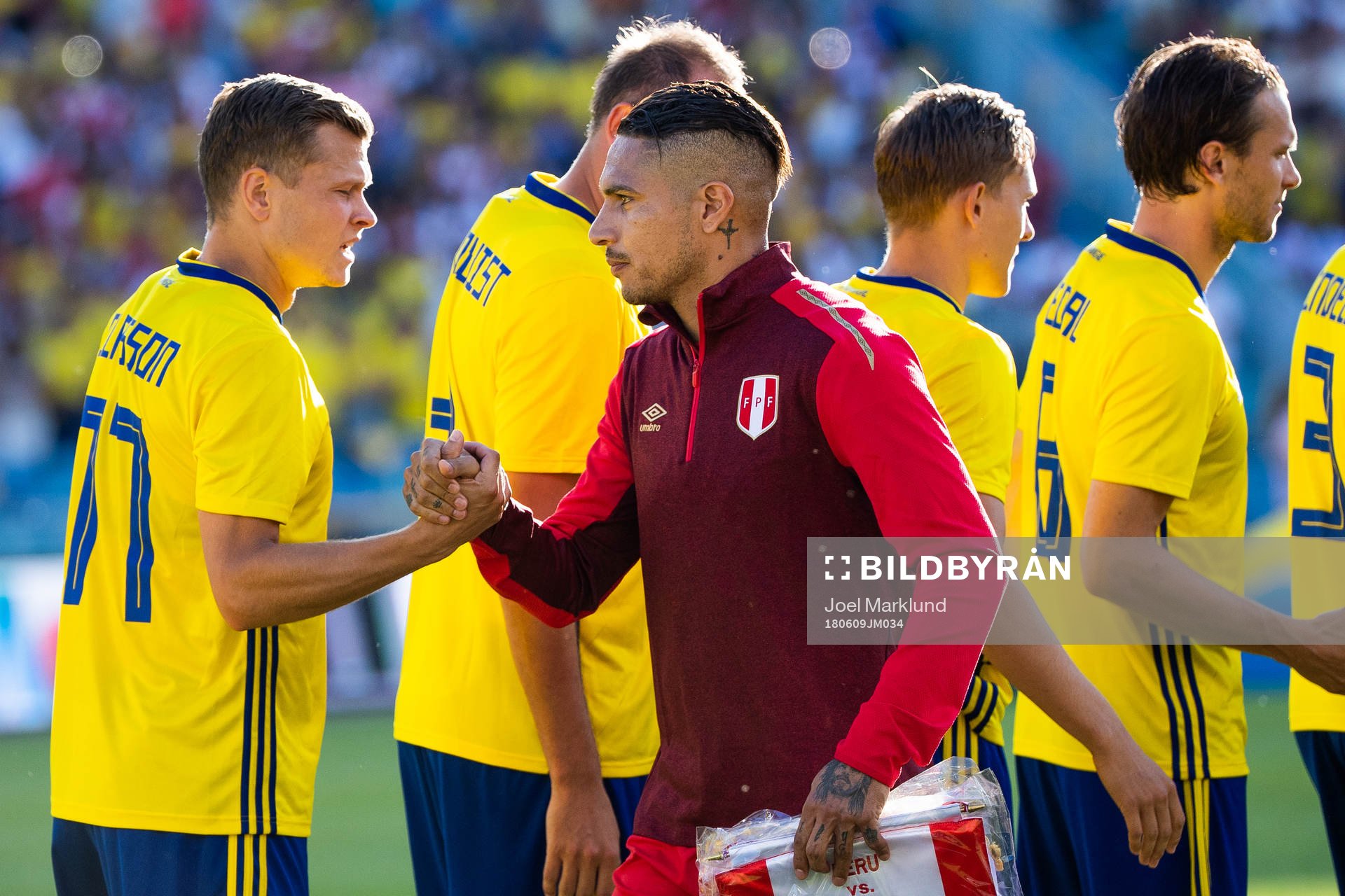 Paolo Guerrero of Peru shakes hands with Viktor Claesson of