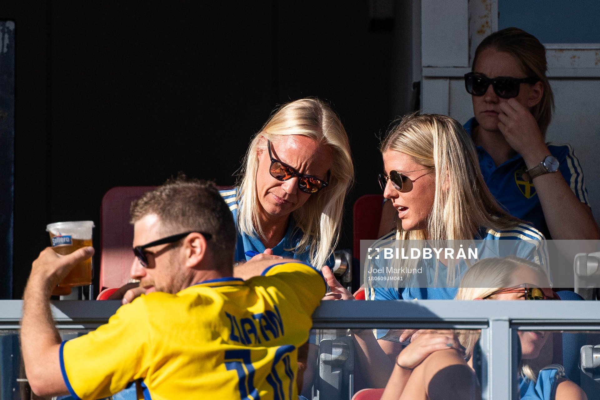 Caroline Seger and Olivia Schough of the Swedish Women´s