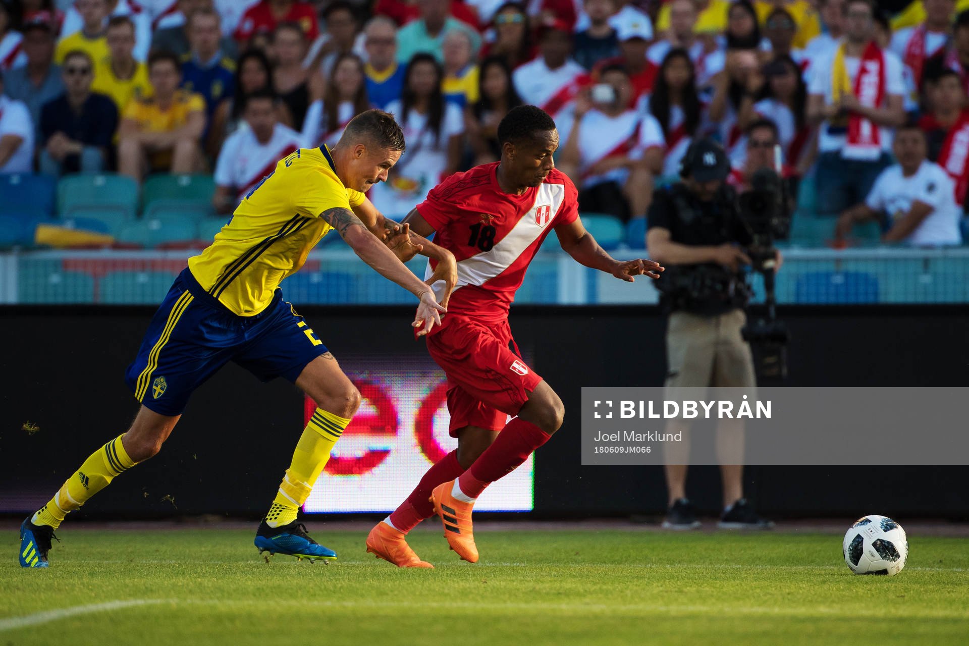 Mikael Lustig of Sweden and André Carrillo of Peru