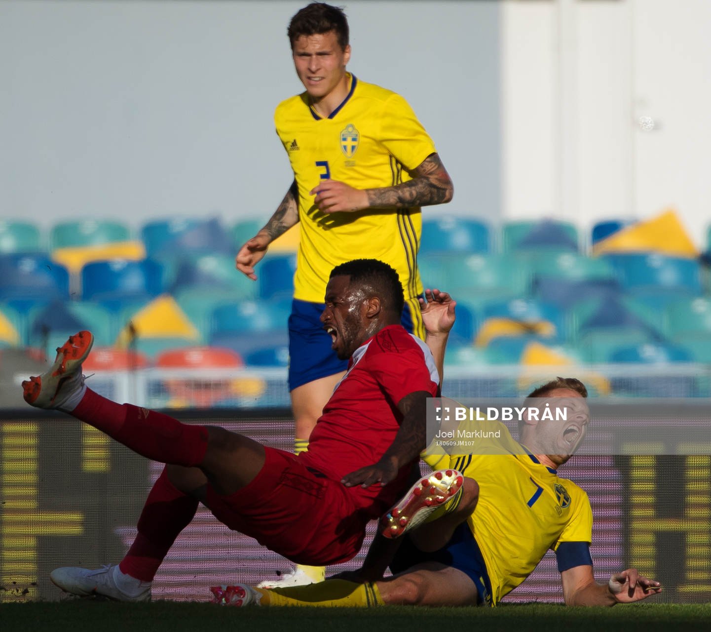Jefferson Farfan of Peru and Sebastian Larsson of Sweden