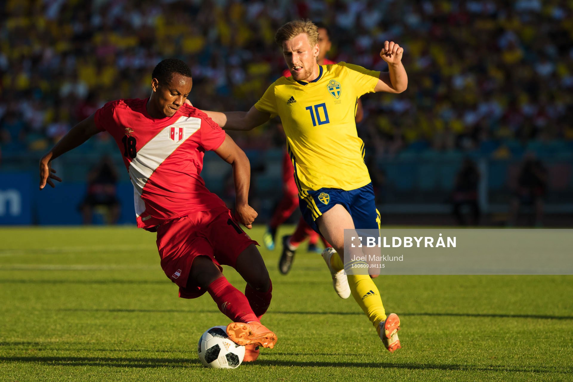 André Carrillo of Peru and Emil Forsberg of Sweden