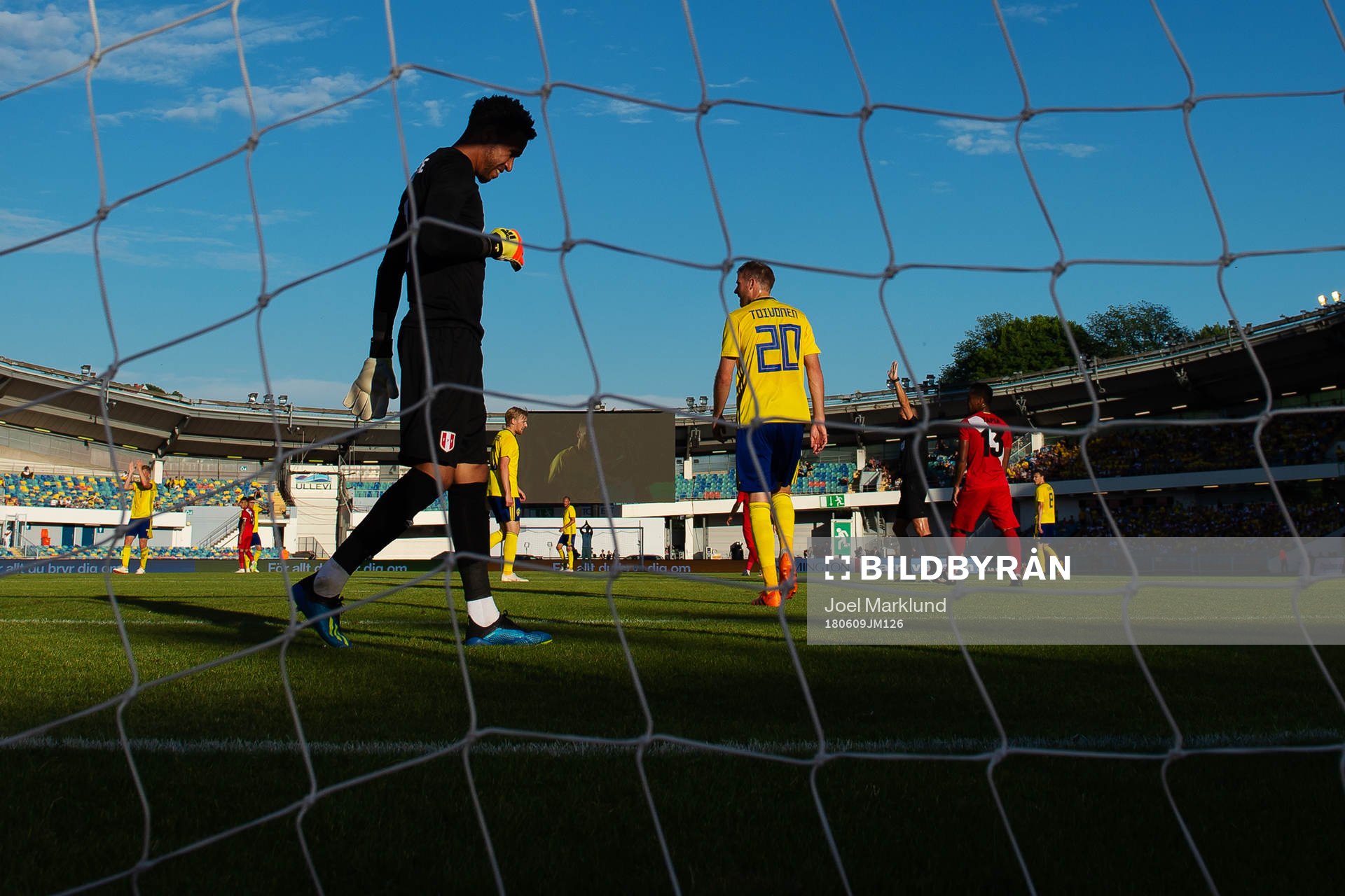 Goalkeeper Pedro Gallese of Peru and Ola Toivonen of Sweden