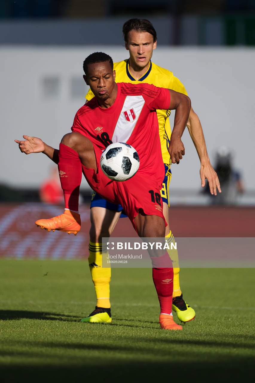 André Carrillo of Peru and Albin Ekdal of Sweden