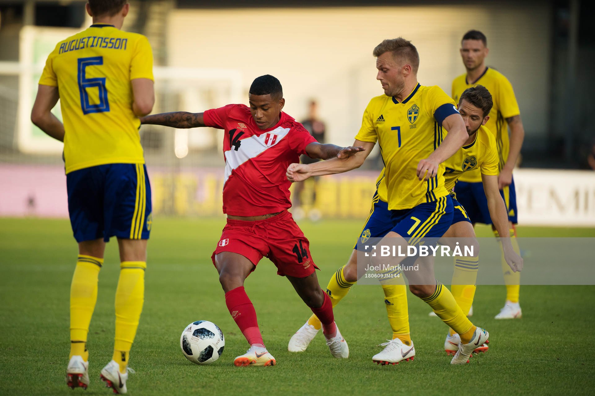 Andy Polo of Peru and Sebastian Larsson of Sweden