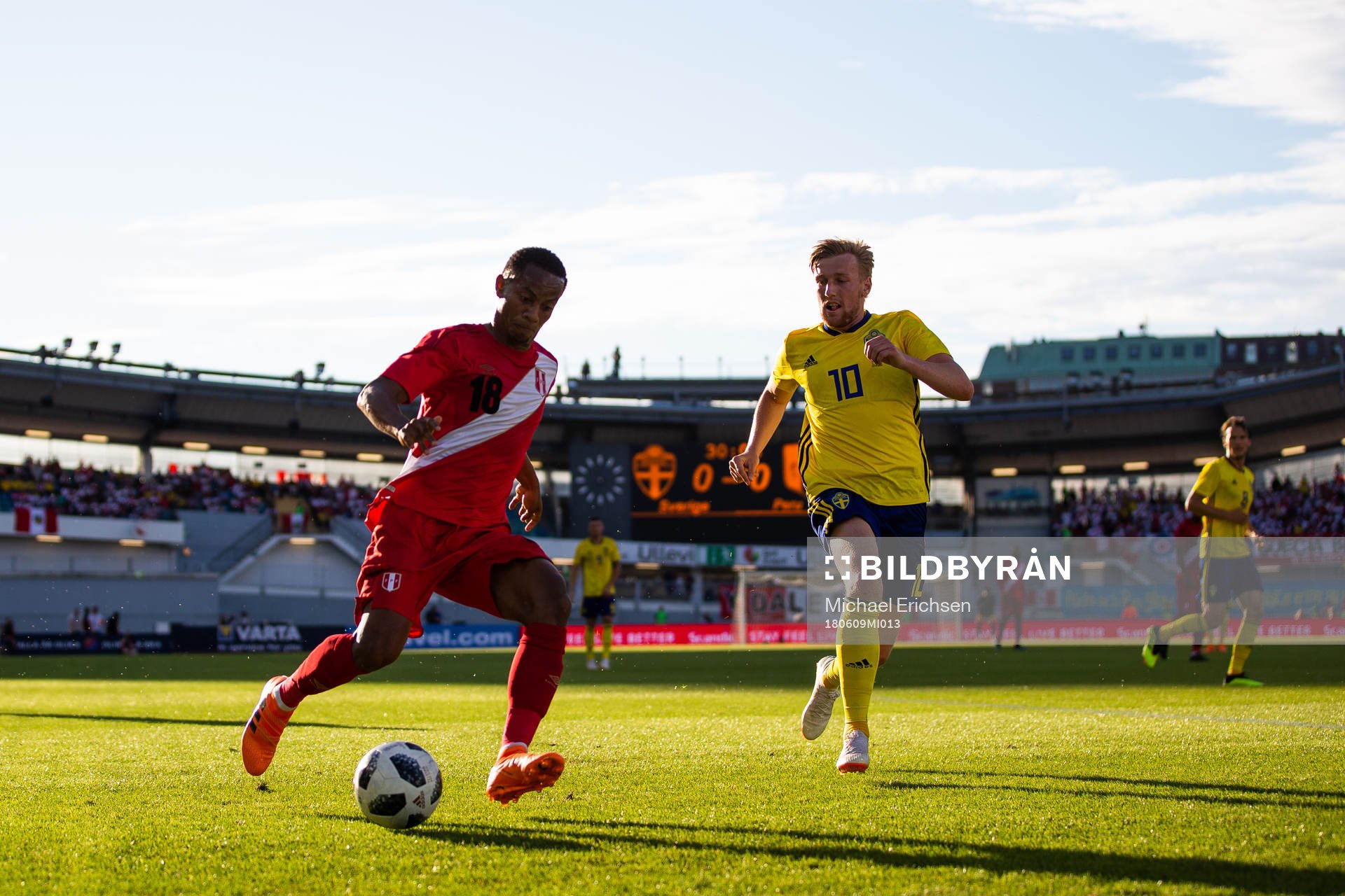 André Carrillo of Peru and Emil Forsberg of Sweden