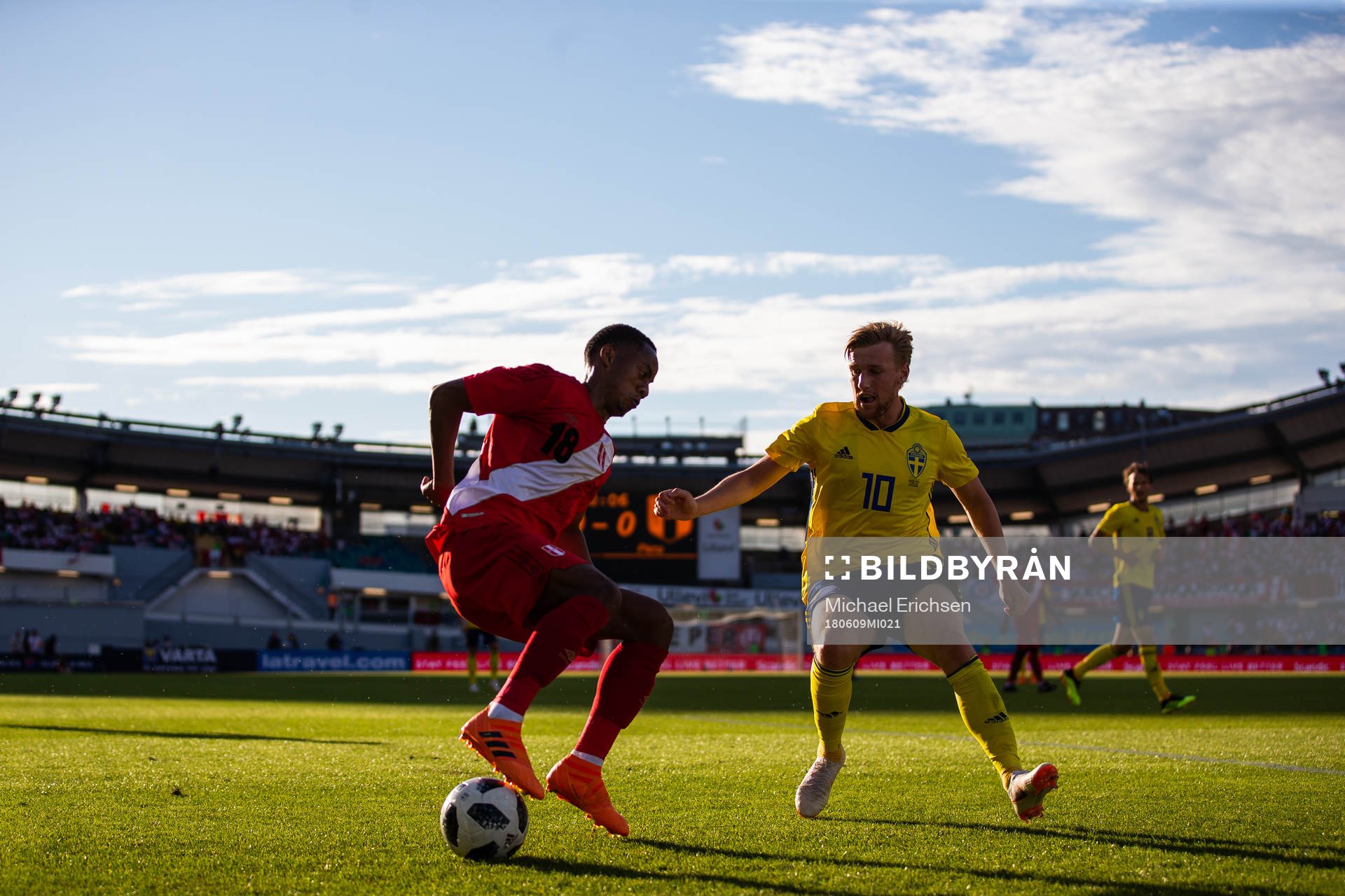 André Carrillo of Peru and Emil Forsberg of Sweden