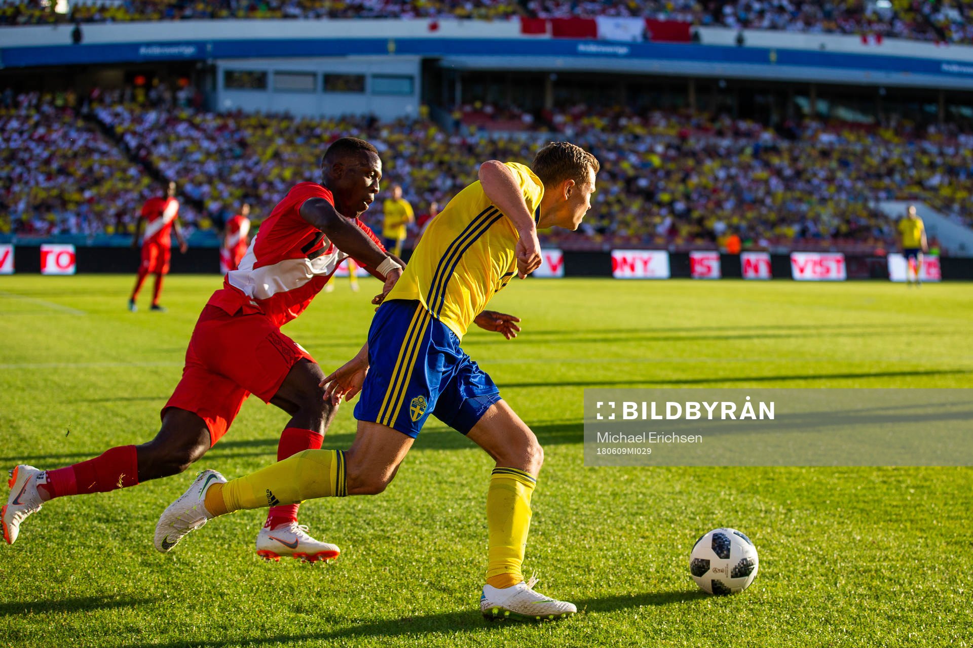 Luis Advincula of Peru and Viktor Claesson of Sweden