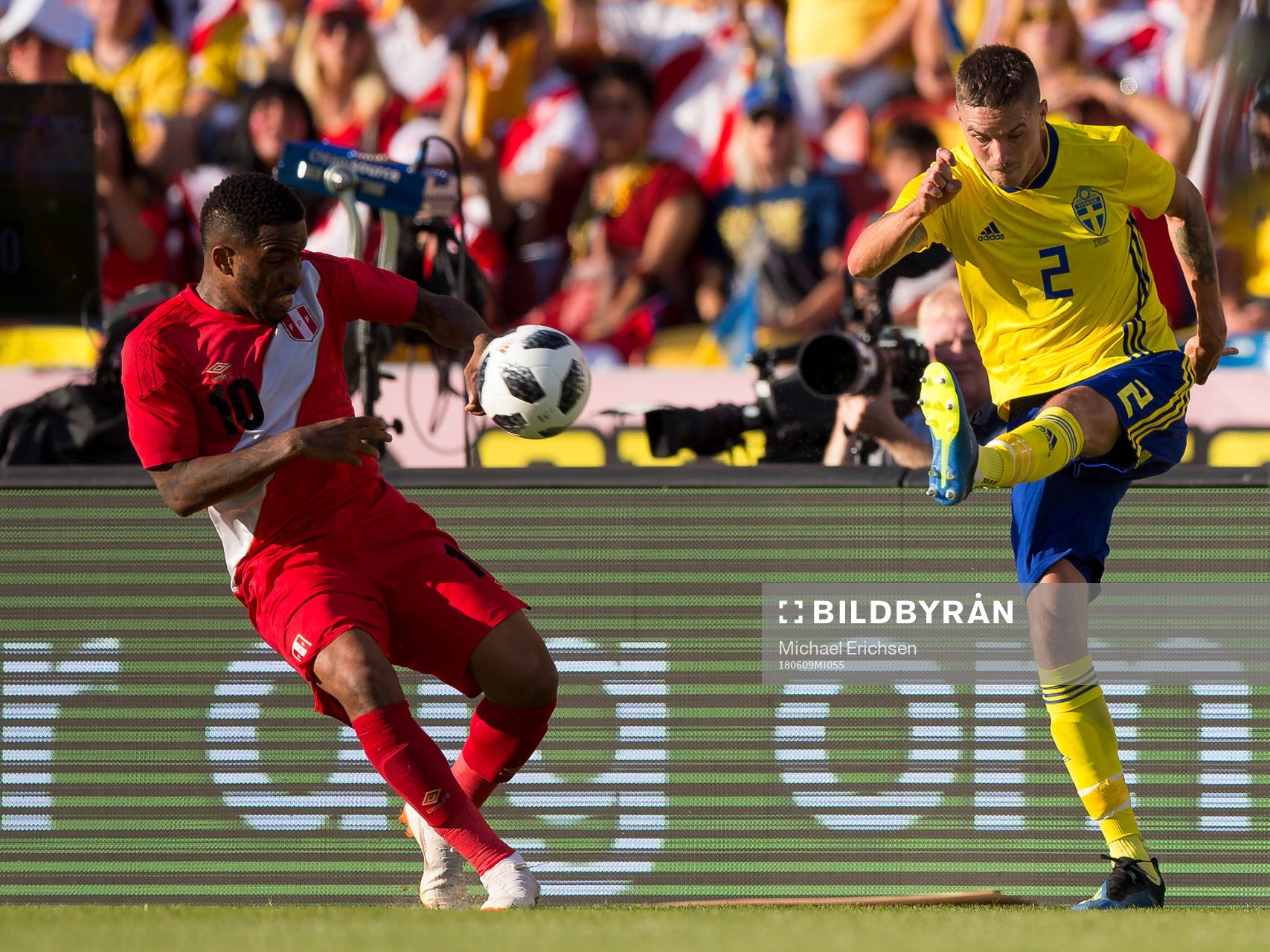Jefferson Farfan of Peru and Mikael Lustig of Sweden