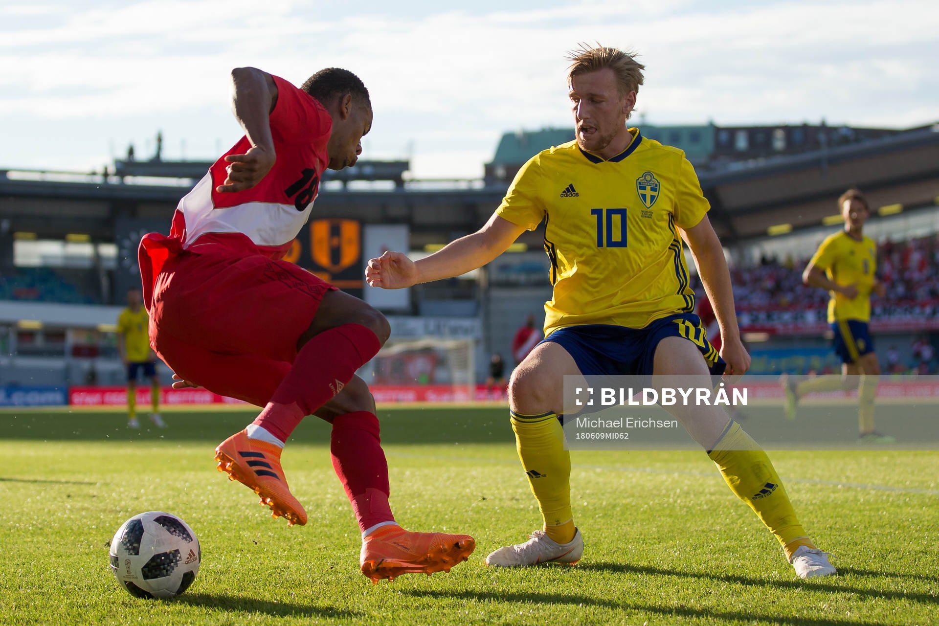 André Carrillo of Peru and Emil Forsberg of Sweden
