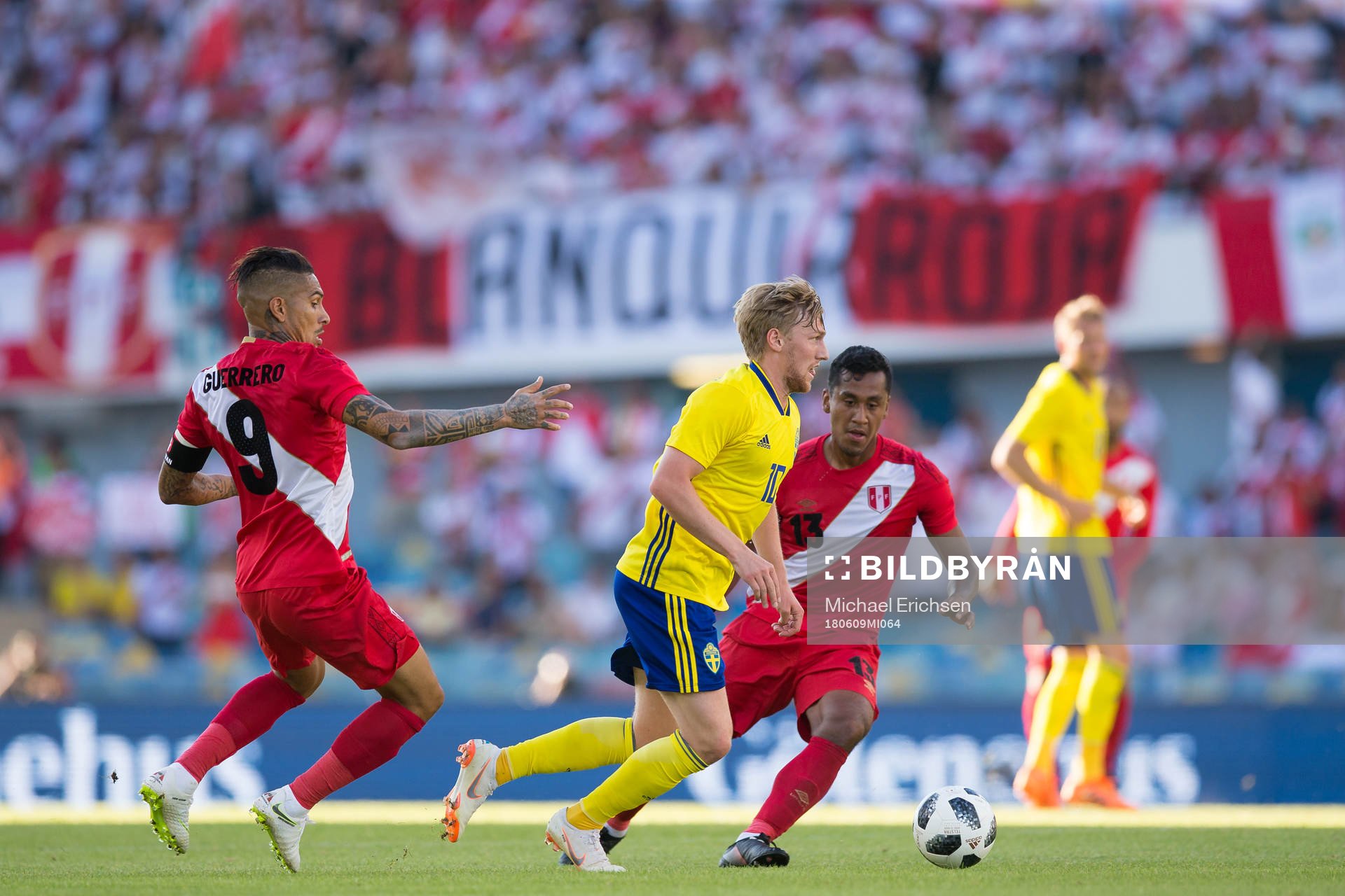Emil Forsberg of Sweden and Paolo Guerrero of Peru and