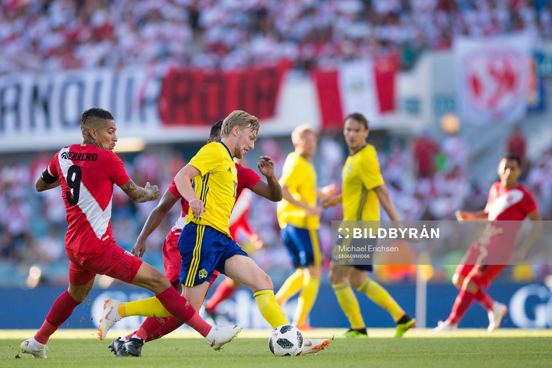 Emil Forsberg of Sweden and Paolo Guerrero of Peru and