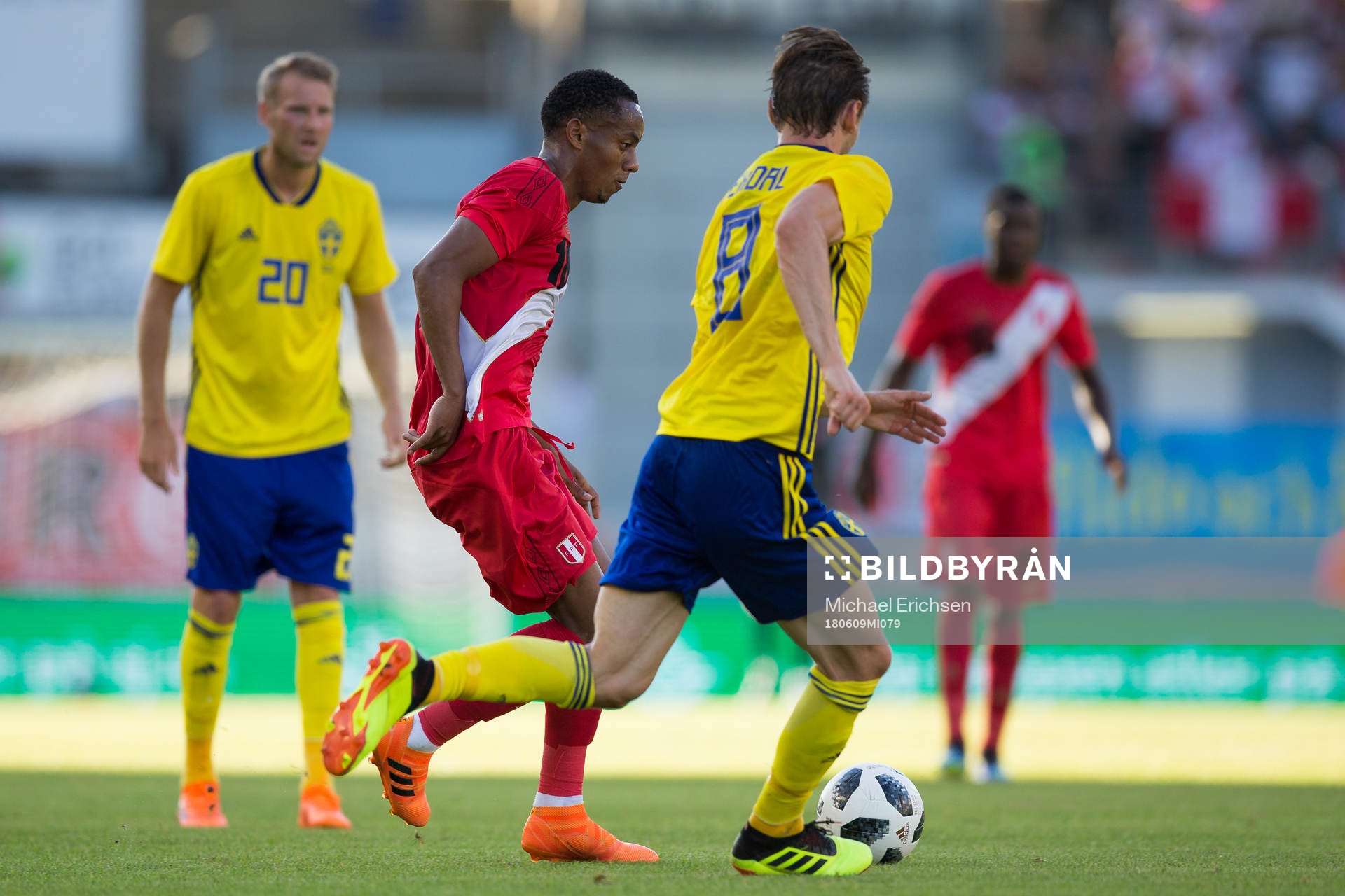 André Carrillo of Peru and Albin Ekdal of Sweden