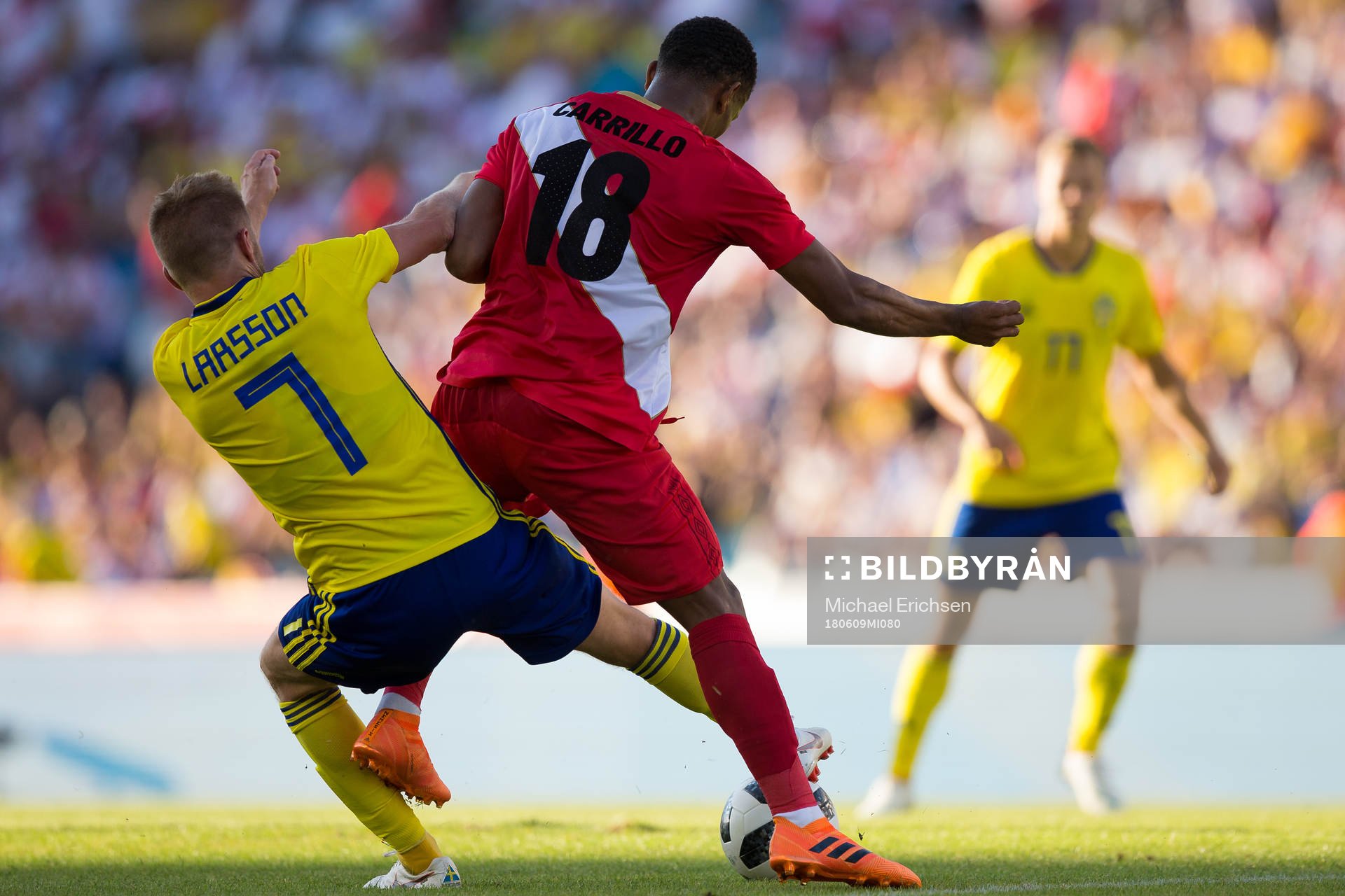Sebastian Larsson of Sweden and André Carrillo of Peru