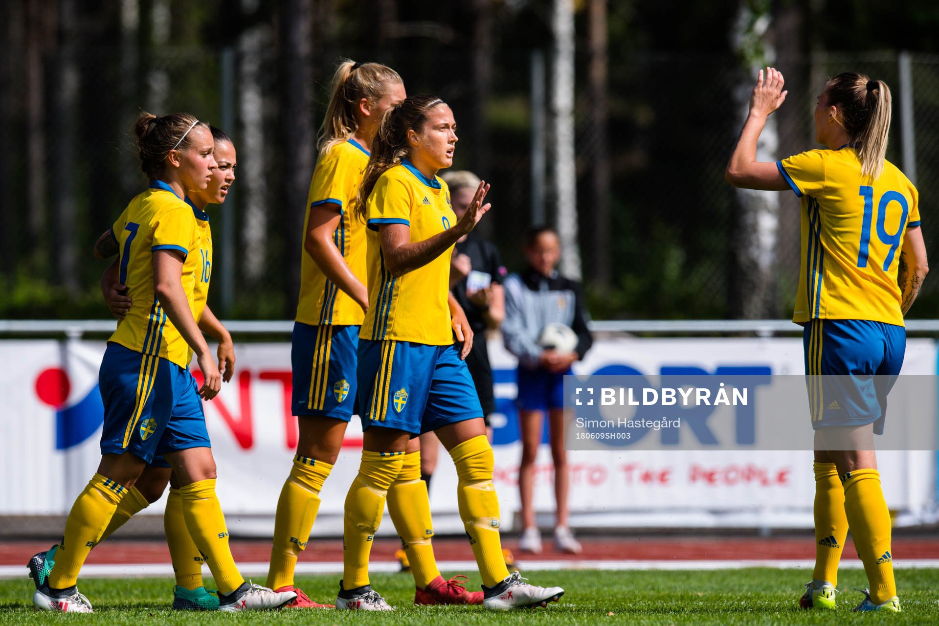 Sveriges Filippa Angeldal jublar efter 1-0 under en landskamp för damer U23 mellan Sverige och England den 9 juni 2018 i Bollnäs.