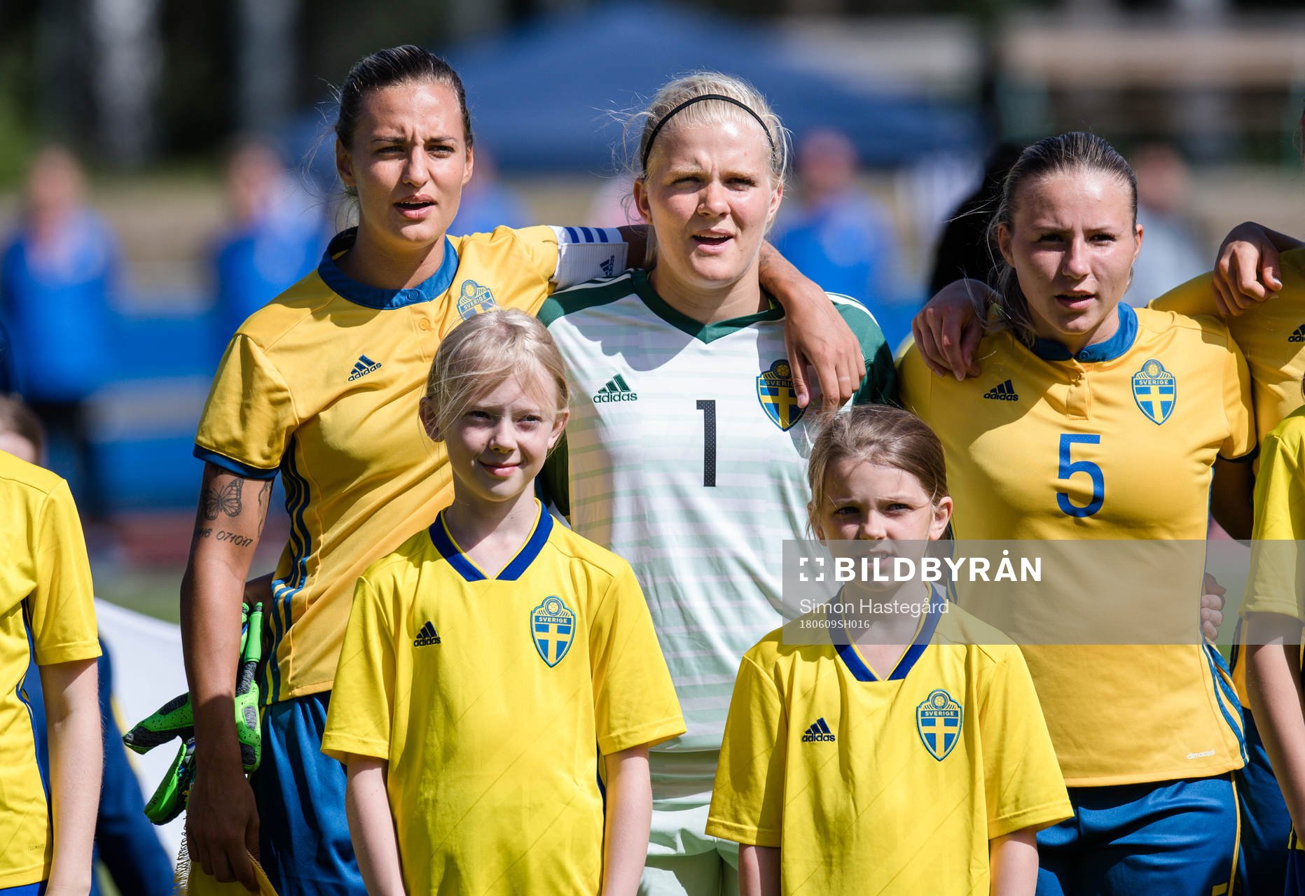 Sveriges Nathalie Björn, målvakt Emma Holmgren och Selina Henriksson under en landskamp för damer U23 mellan Sverige och England den 9 juni 2018 i Bollnäs.