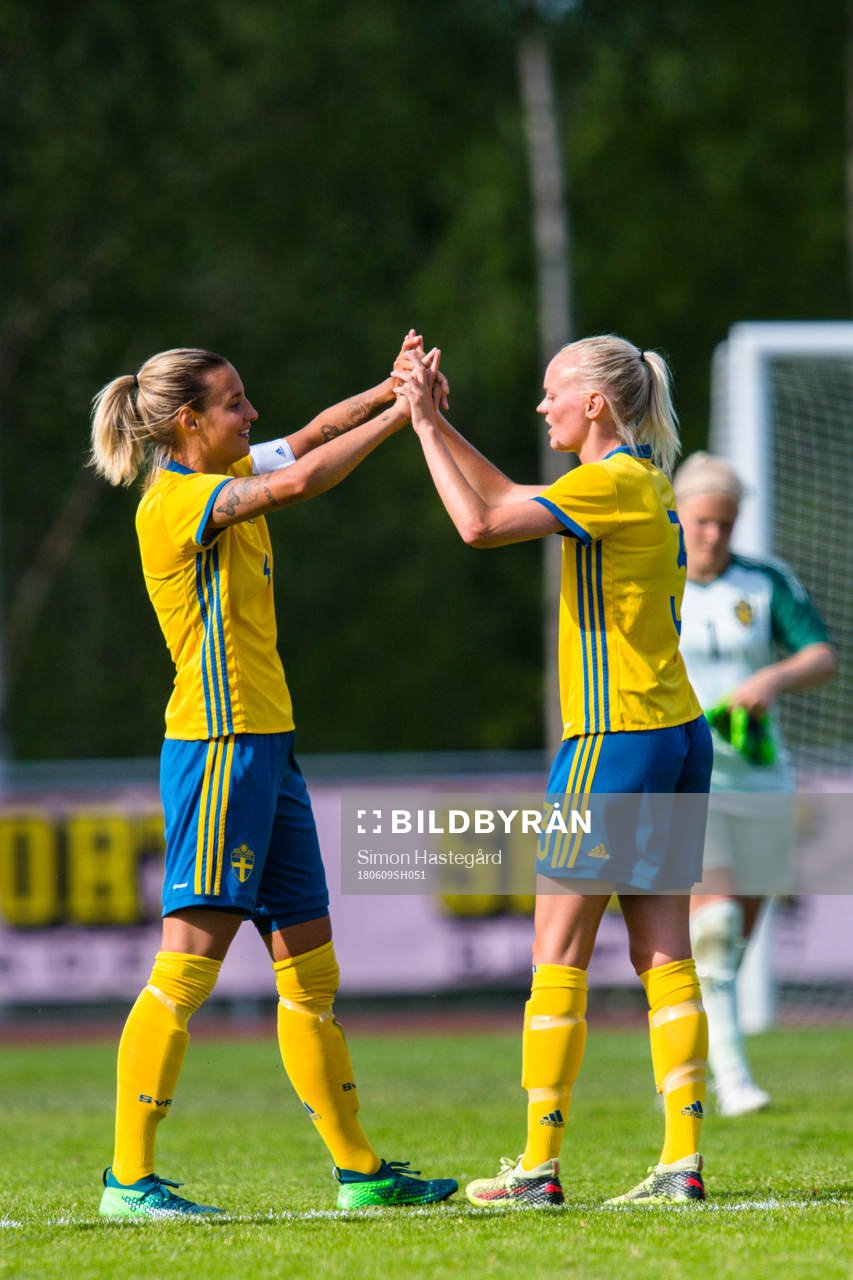 Sveriges  Nathalie Björn och Emma Pennsäter jublar