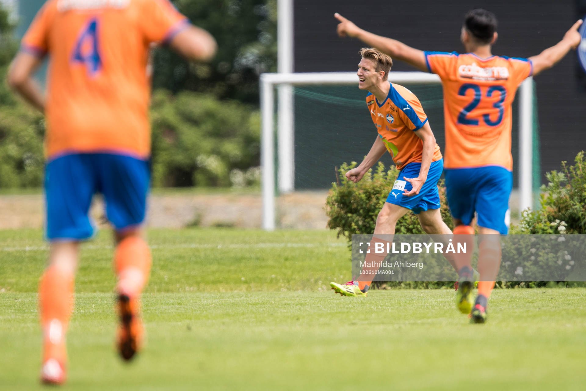 Vejbys Stephan Olsson jublar efter 1-0 under fotbollsmatchen i Division 3 mellan Vejby och Skene den 10 juni 2018 i Ängelholm.