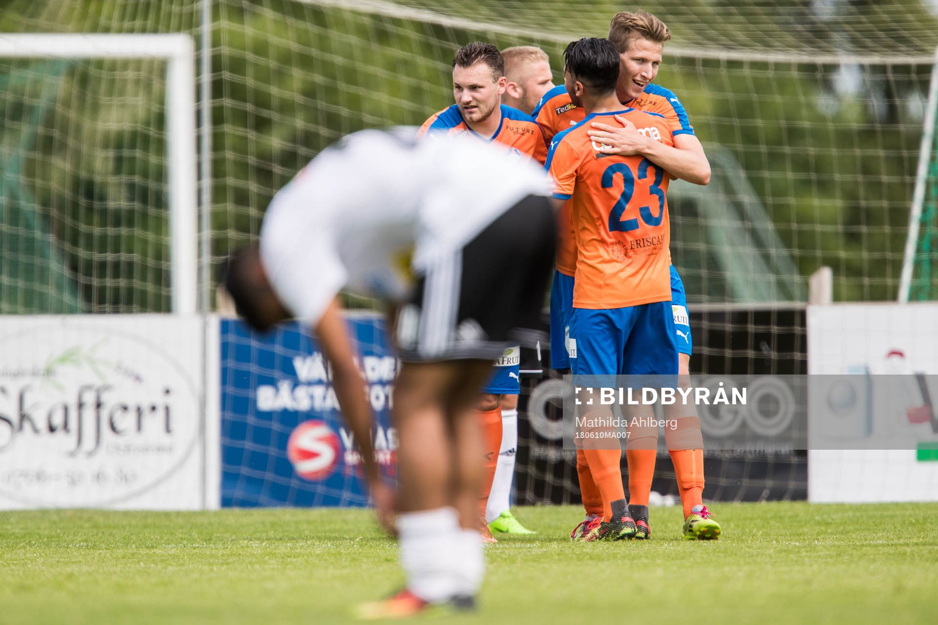 Vejbys Stephan Olsson jublar med lagkamrater efter 2-1 under fotbollsmatchen i Division 3 mellan Vejby och Skene den 10 juni 2018 i Ängelholm.