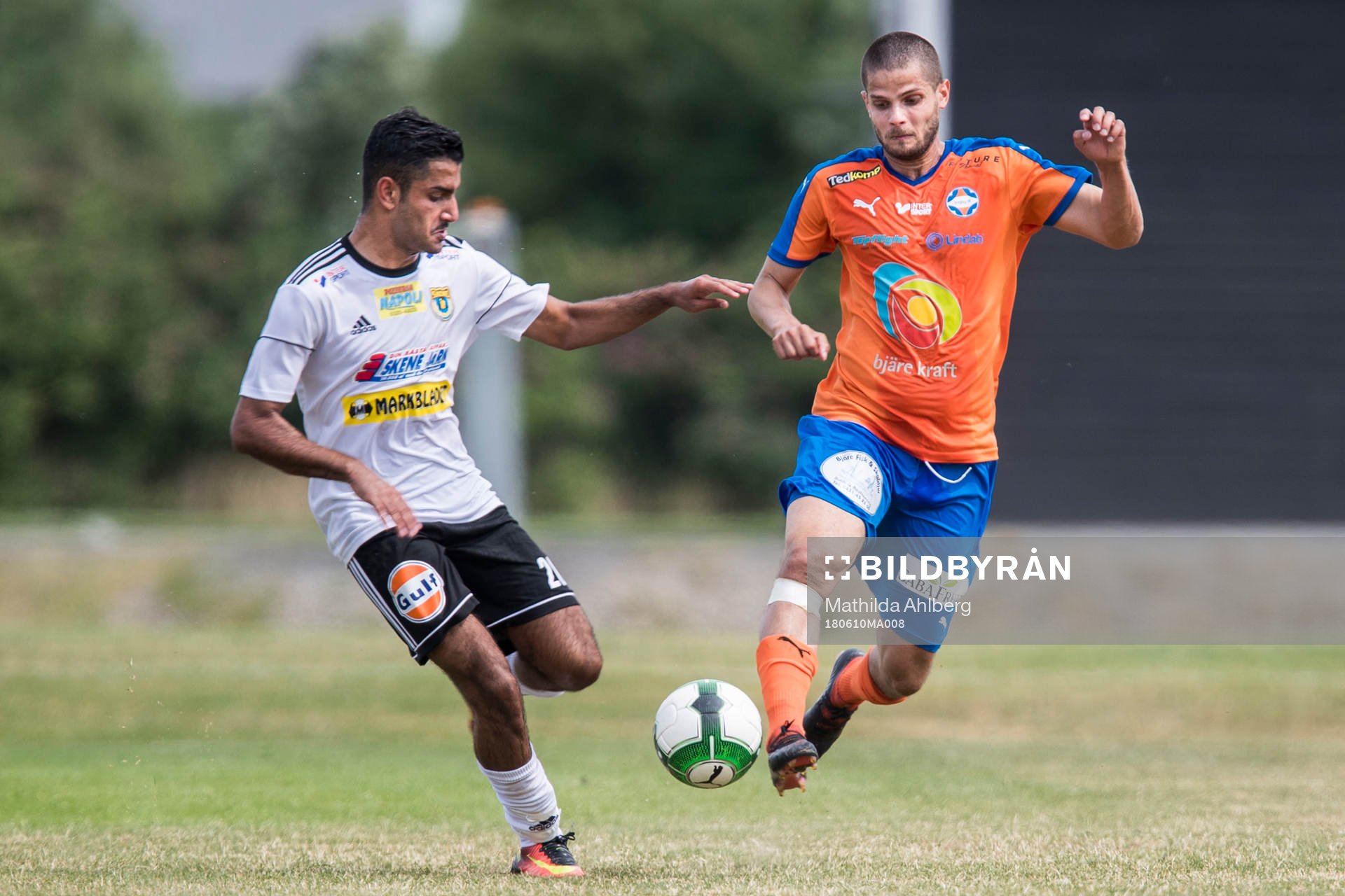 Skenes Isak Jansson och Vejbys Zeyn Alabidyn S-Latef under fotbollsmatchen i Division 3 mellan Vejby och Skene den 10 juni 2018 i Ängelholm.