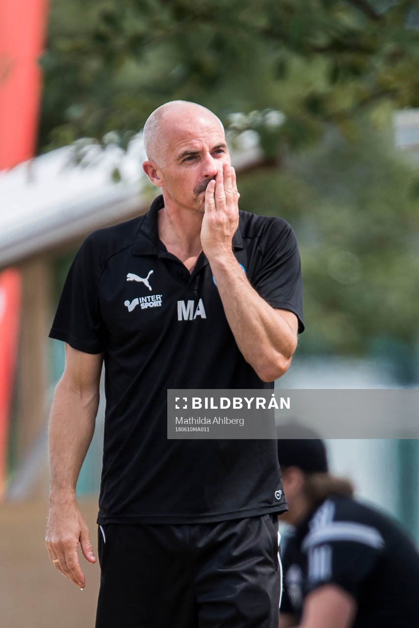 Vejbys tränare Magnus Arvidsson under fotbollsmatchen i Division 3 mellan Vejby och Skene den 10 juni 2018 i Ängelholm.