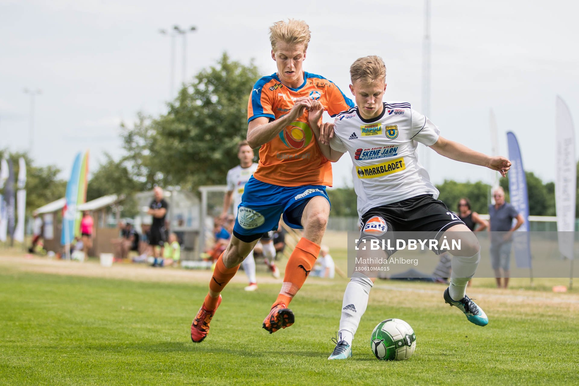 Vejbys Robin Häggström och Skenes Isak Jansson under fotbollsmatchen i Division 3 mellan Vejby och Skene den 10 juni 2018 i Ängelholm.