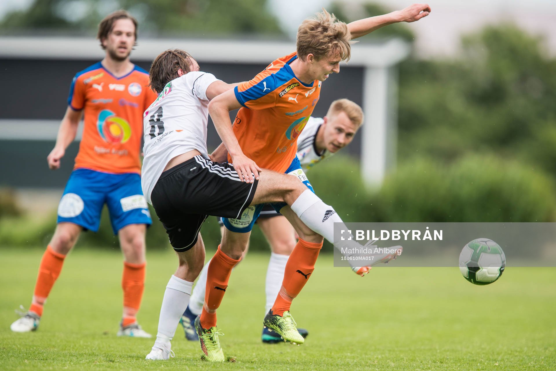 Skenes Samuel Torstensson i närkamp med Vejbys Dennis Ericson under fotbollsmatchen i Division 3 mellan Vejby och Skene den 10 juni 2018 i Ängelholm.