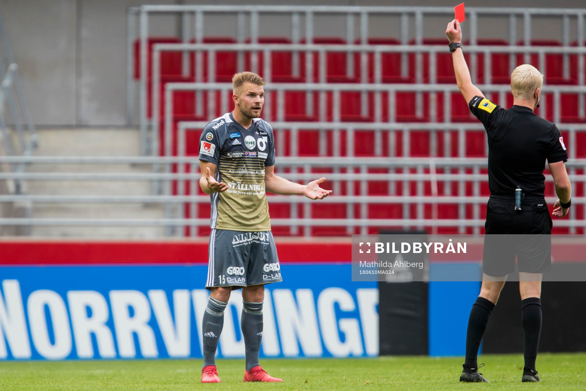 Degerfors Erik Björndahl får rött kort