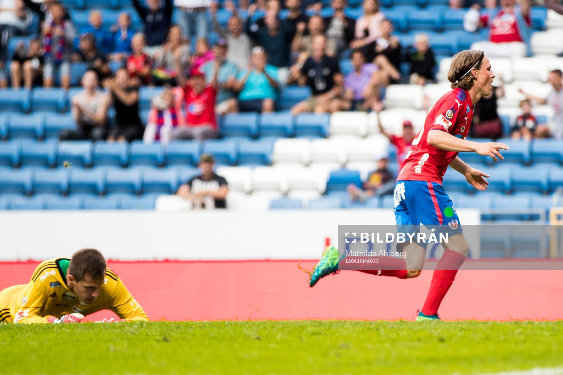 Degerfors målvakt Dario Miskic deppar samtidigt som