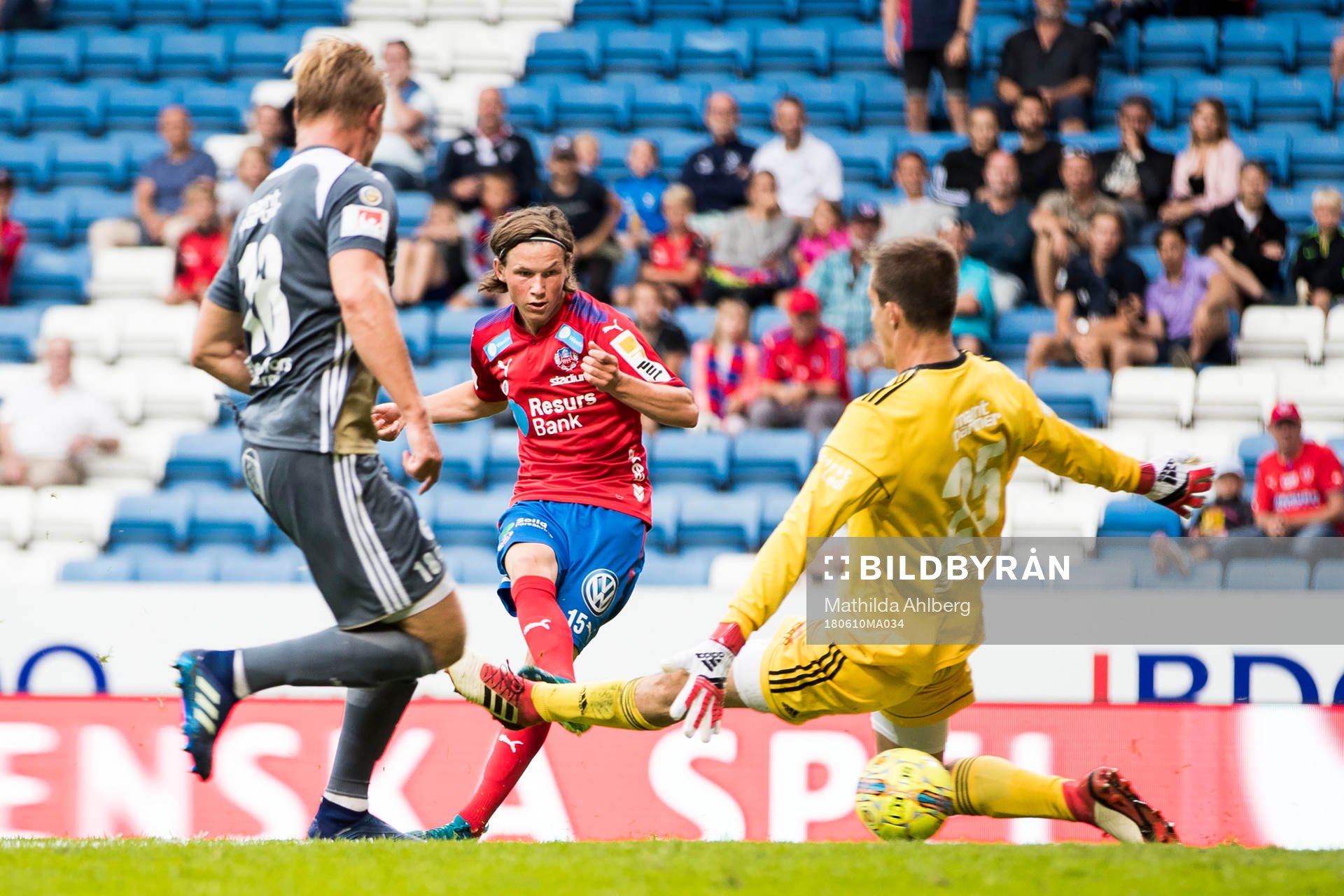 Helsingborgs Max Svensson skjuter mellan benen på