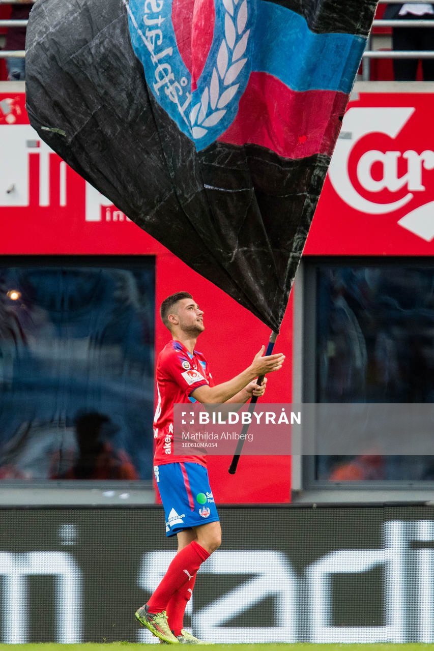Helsingborgs Mattias Almeida Sundell med en flagga