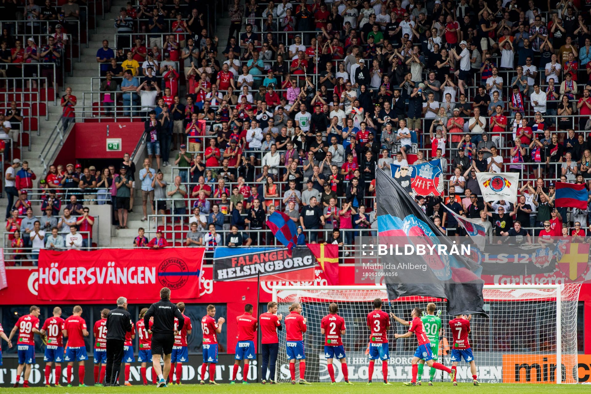 Helsingborgs spelare jublar med klacken