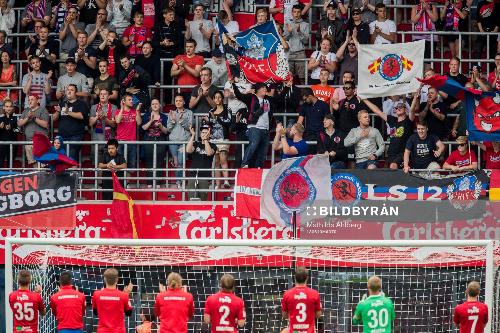 Helsingborgs spelare jublar med klacken