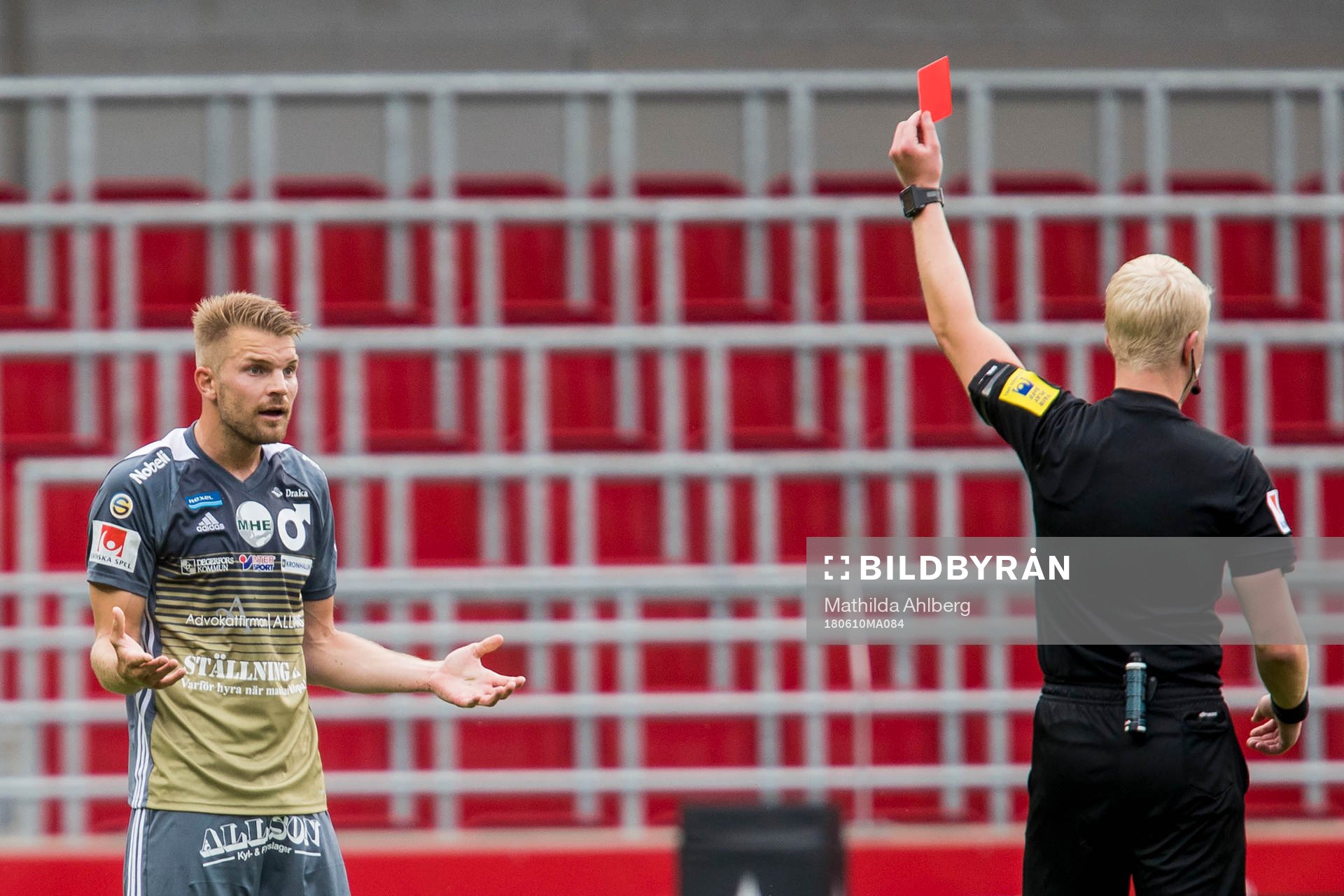 Degerfors Erik Björndahl får rött kort