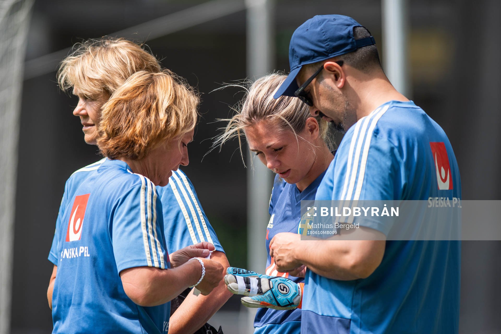 Målvakt Jennifer Falk får tejpa fingrarna under en träning med det svenska damlandslaget i fotboll den 10 juni 2018 i Göteborg.