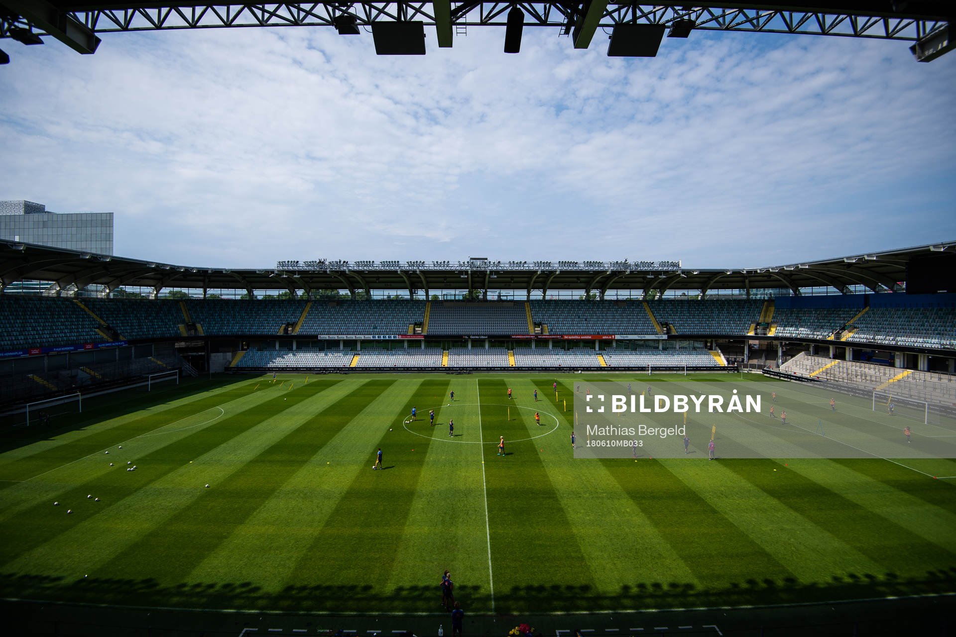 Generell vy över Gamla Ullevi med spelare på plan