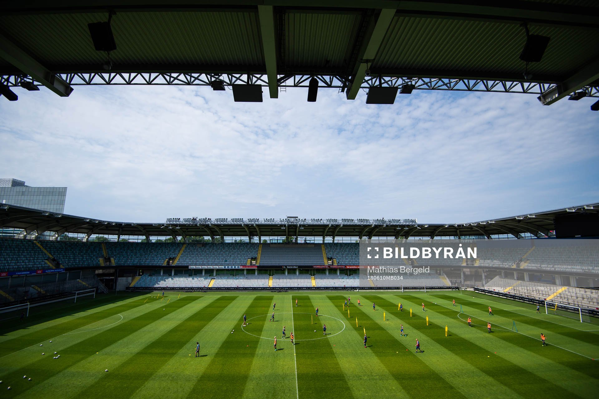 Generell vy över Gamla Ullevi med spelare på plan