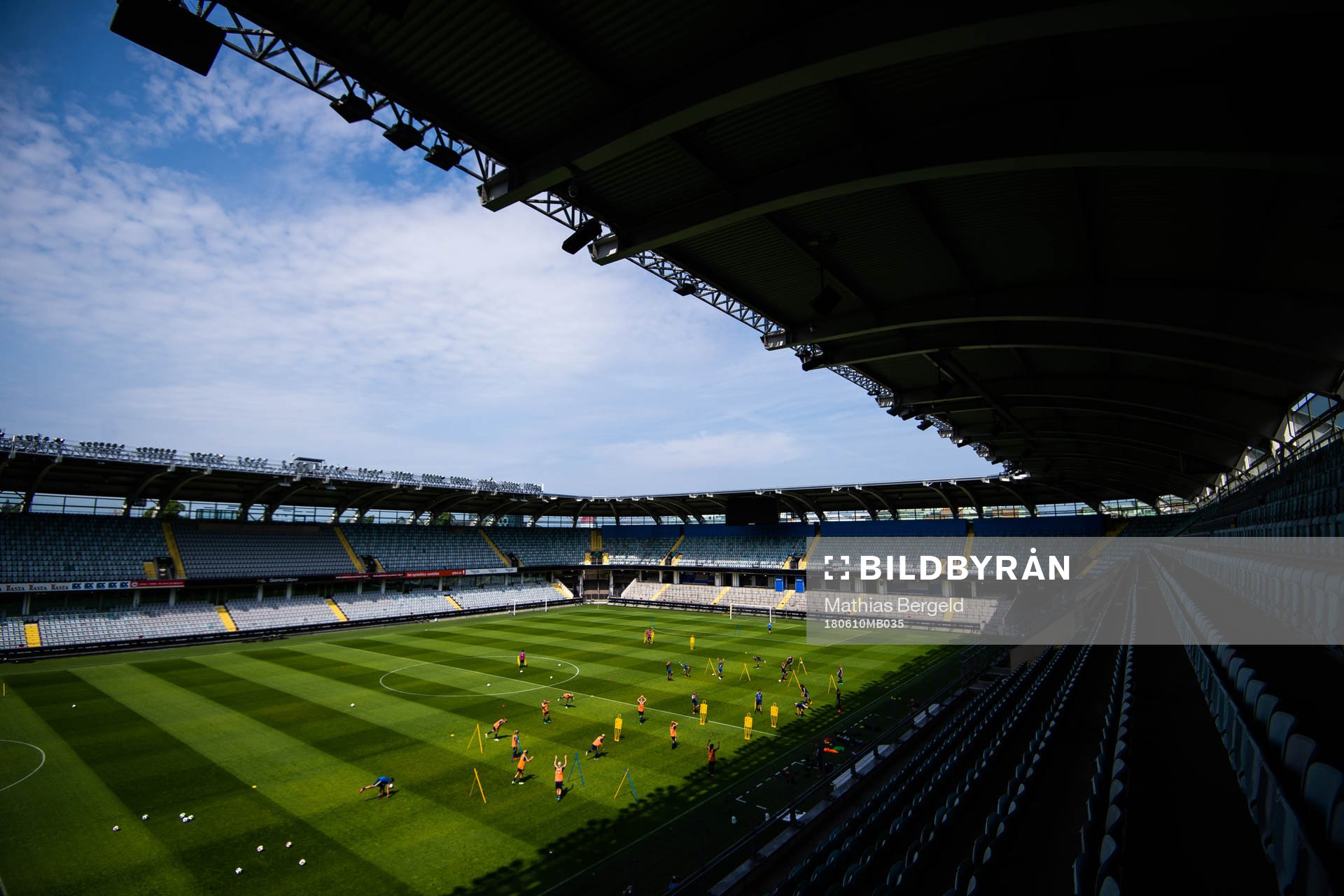 Generell vy över Gamla Ullevi med spelare på plan under en träning med det svenska damlandslaget i fotboll den 10 juni 2018 i Göteborg.