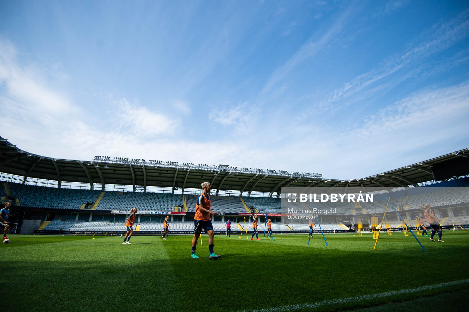 Generell vy över Gamla Ullevi med Nilla Fischer närmast