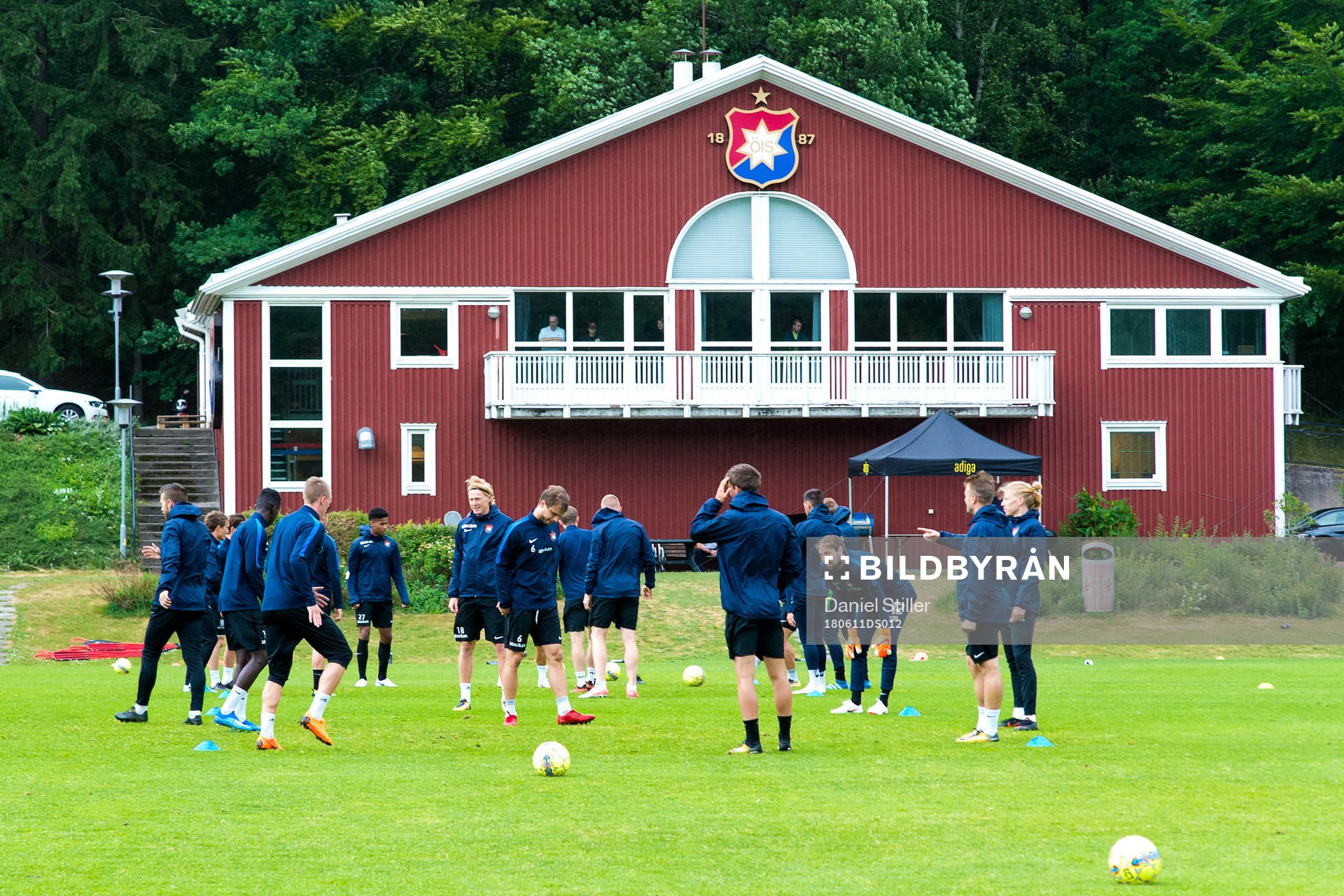 Örgryte tränar med kluggstugan i bagkrunden