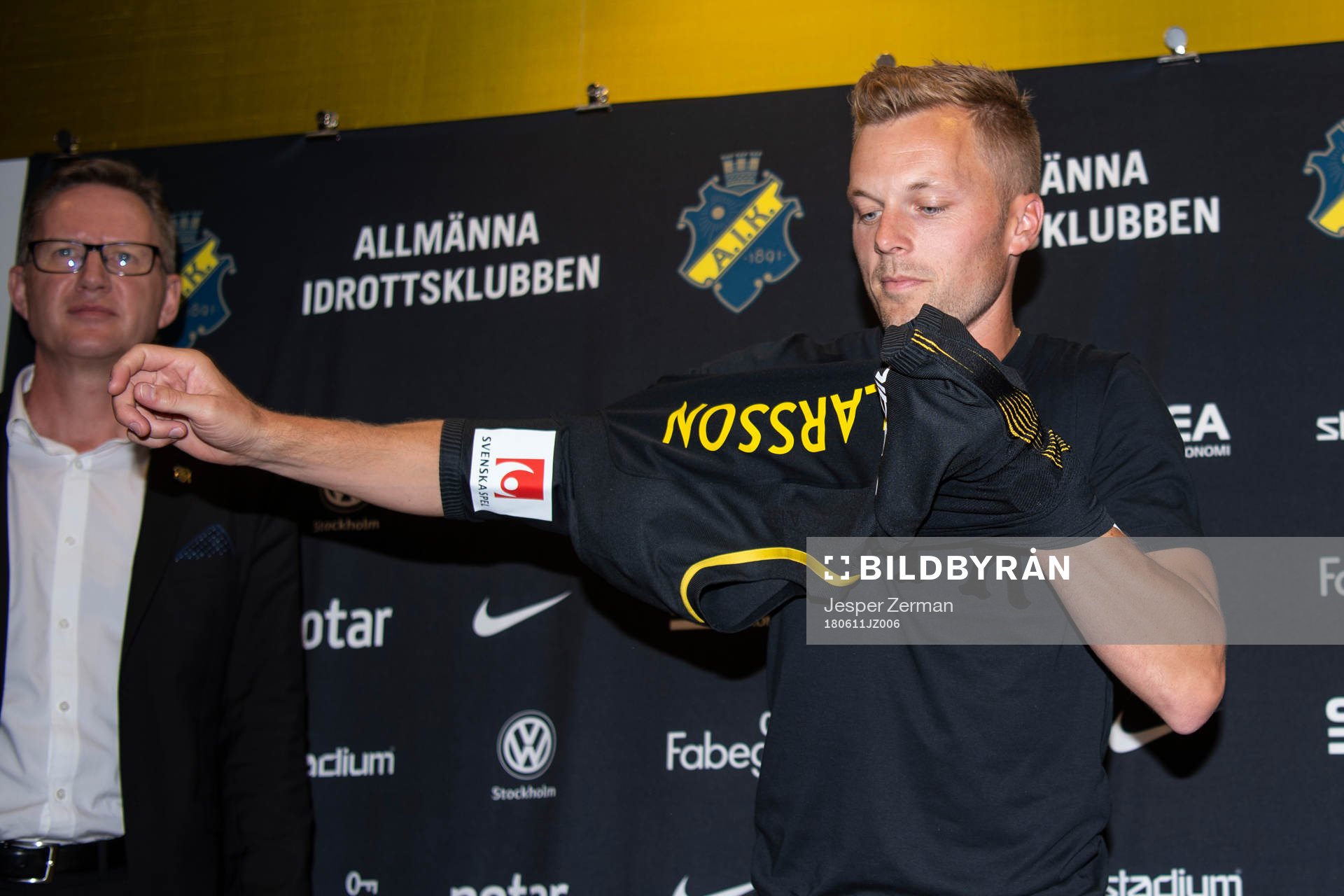 s nyförvärv Sebastian Larsson tar på sig AIK-tröjan