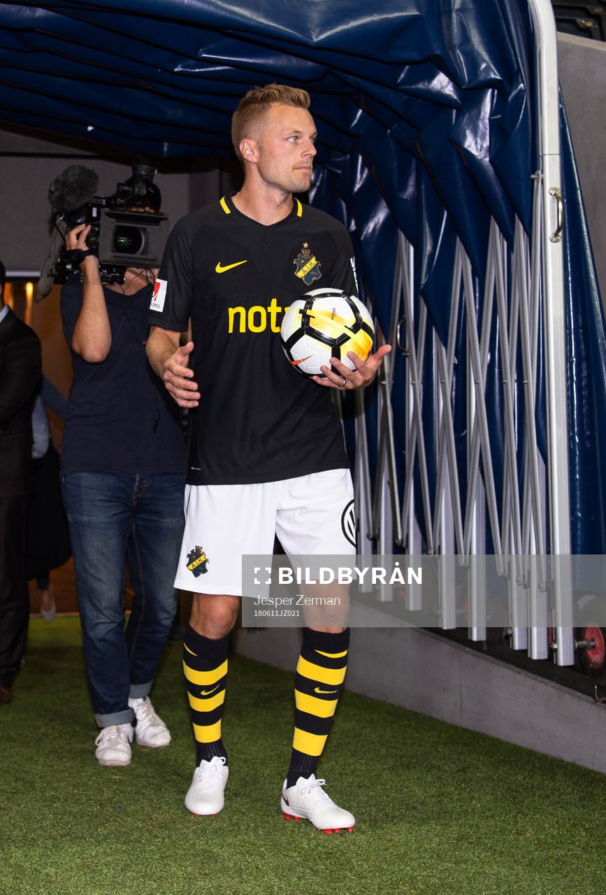 s Sebastian Larsson gör entré på Friends Arena