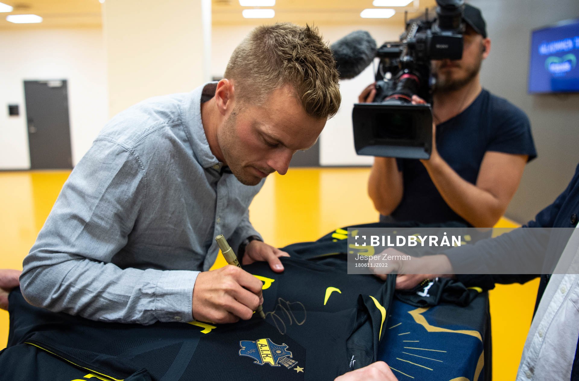 s nyförvärv Sebastian Larsson signerar tröjor