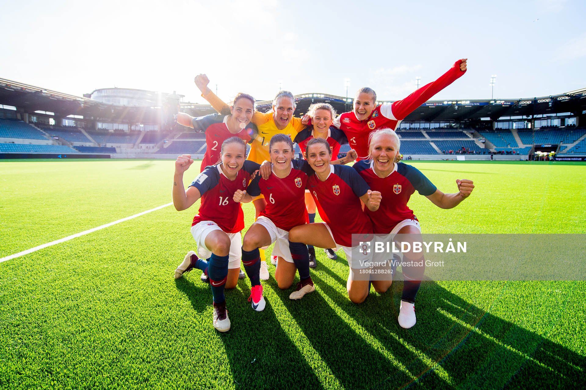 Ingrid Moe Wold (2nd row), goalkeeper Ingrid Hjelmseth,